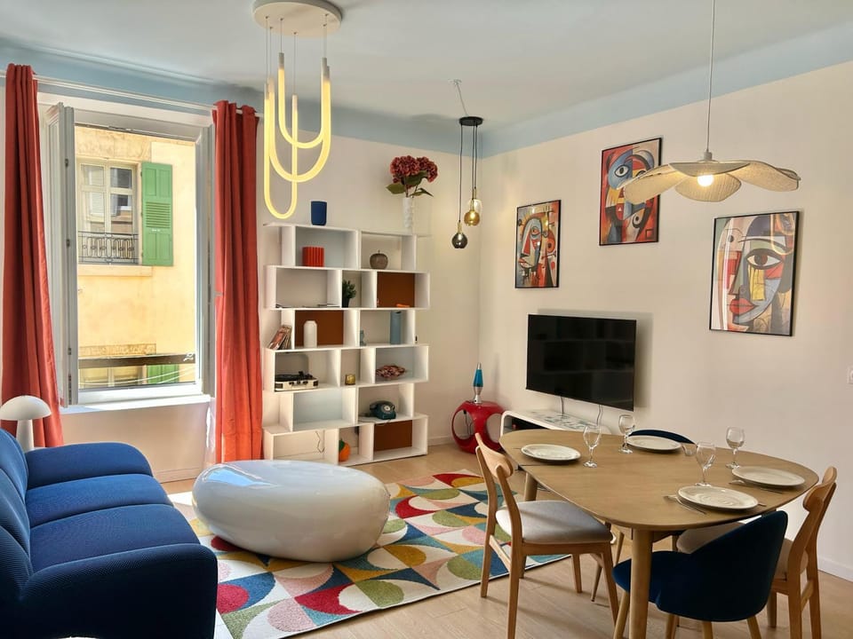 Communal lounge/ TV room, TV and multimedia, Living room, Seating area, Dining area