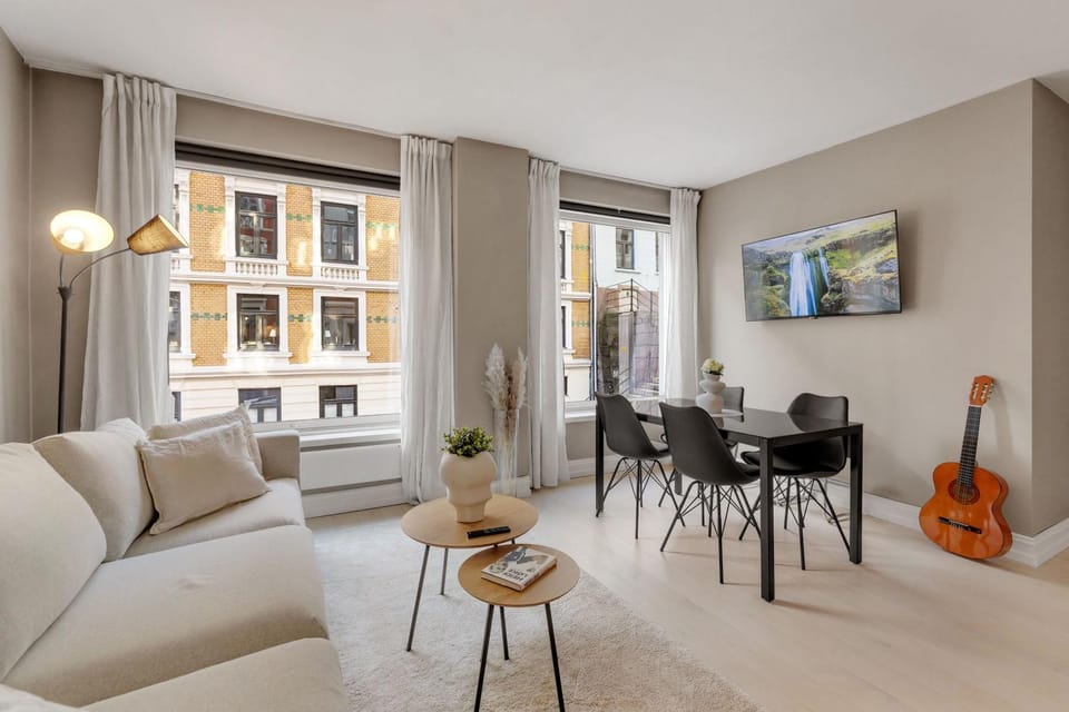TV and multimedia, Living room, Seating area, Dining area, Evening entertainment
