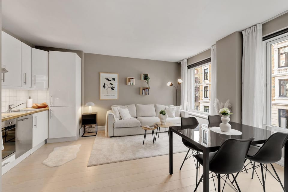 Kitchen or kitchenette, Living room, Seating area, Dining area, stove