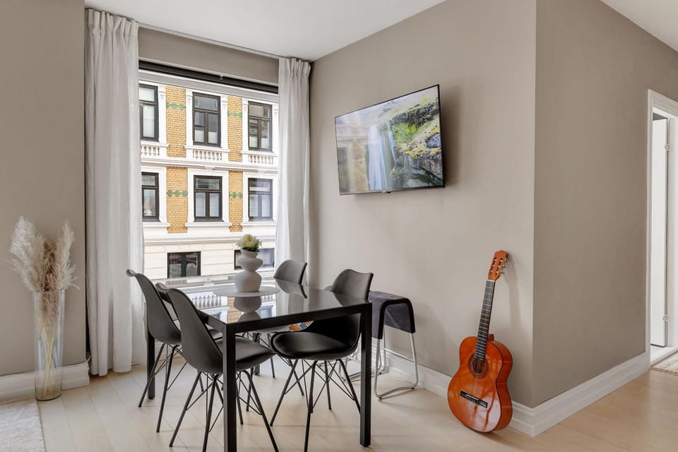 TV and multimedia, Living room, Seating area, Dining area, Evening entertainment