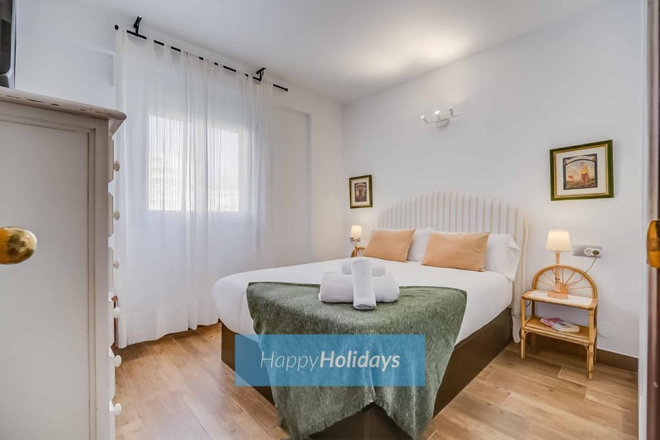 Photo of the whole room, Bedroom, towels