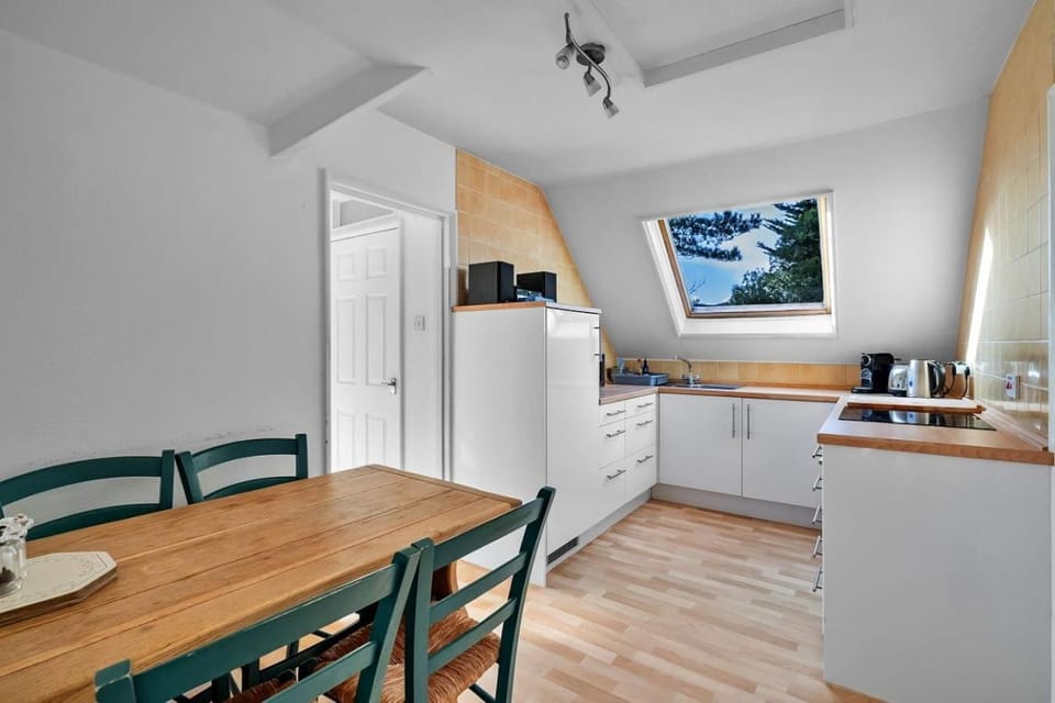 Dining area, kitchen