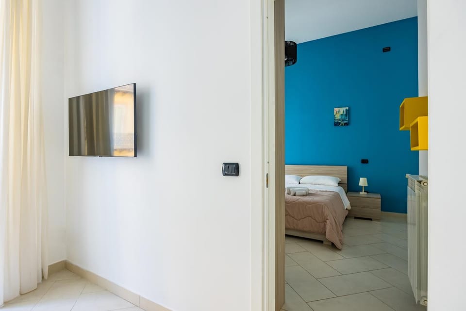 Bed, TV and multimedia, Photo of the whole room, Bedroom
