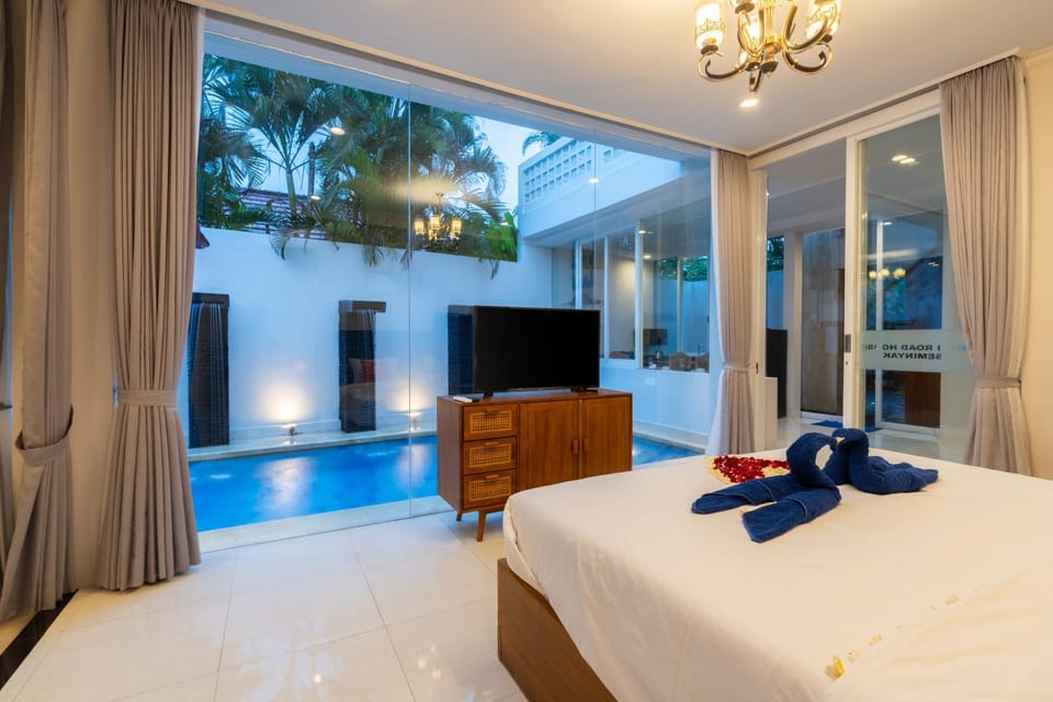 Bed, Bedroom, Swimming pool