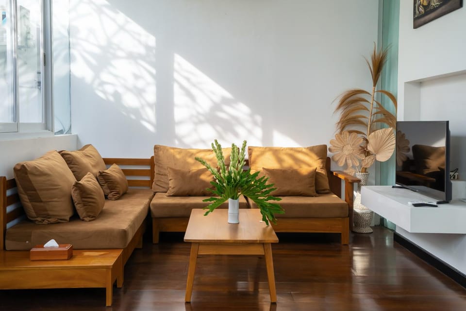 TV and multimedia, Living room, Seating area, air conditioner
