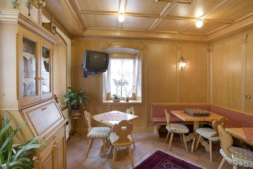 TV and multimedia, Living room, Dining area