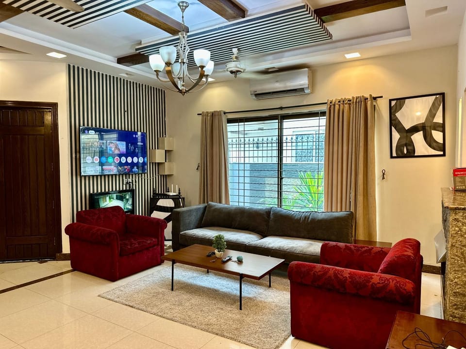Communal lounge/ TV room, TV and multimedia, Living room, Seating area, Evening entertainment, fireplace, air conditioner