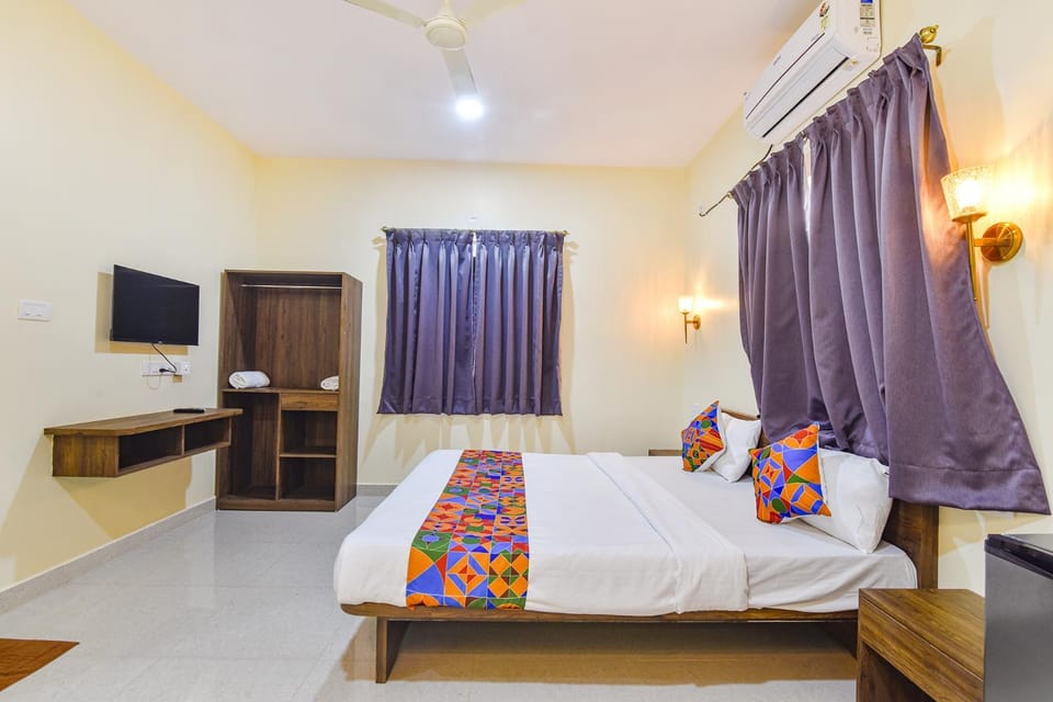 Bed, TV and multimedia, Photo of the whole room, Bedroom, wardrobe, air conditioner