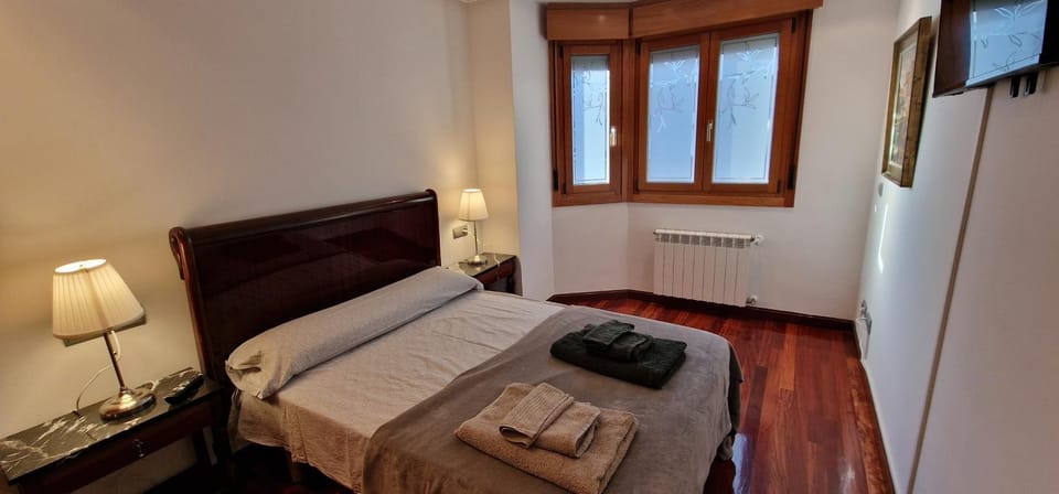 Bed, TV and multimedia, Photo of the whole room, Bedroom, internet, towels