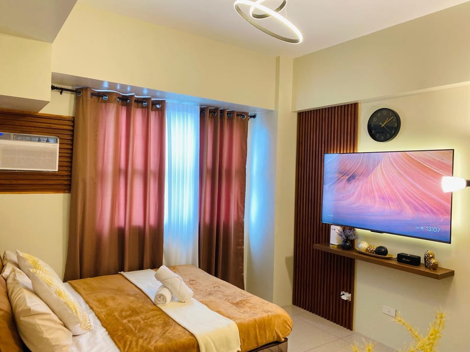 Bed, TV and multimedia, air conditioner
