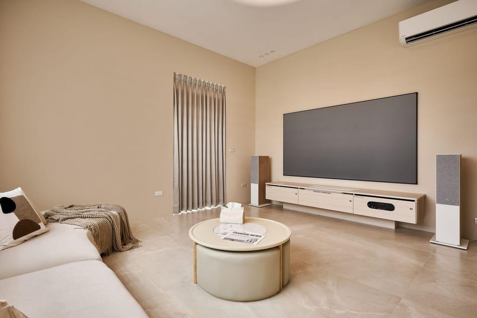 Communal lounge/ TV room, TV and multimedia, Living room, air conditioner