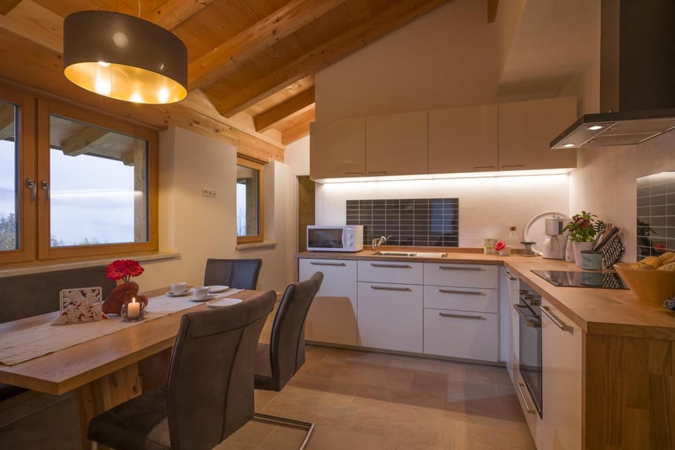 Kitchen or kitchenette, Dining area, stove