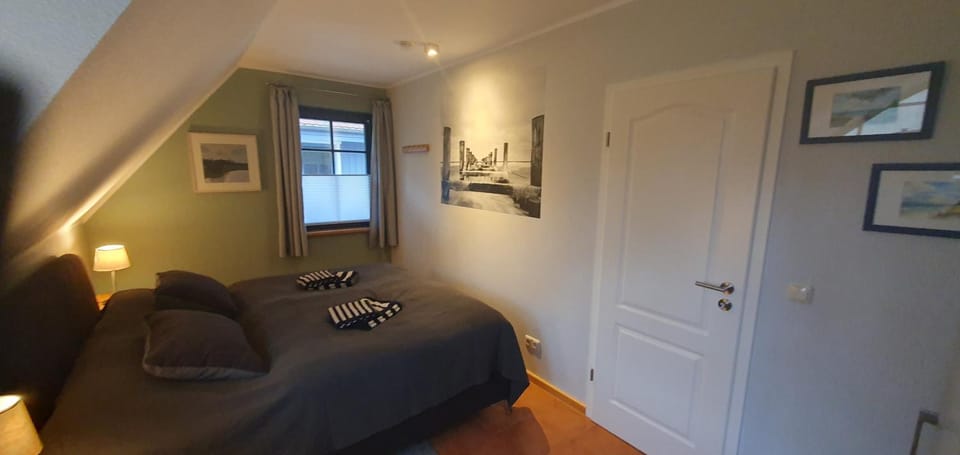 Property building, Living room, Bedroom