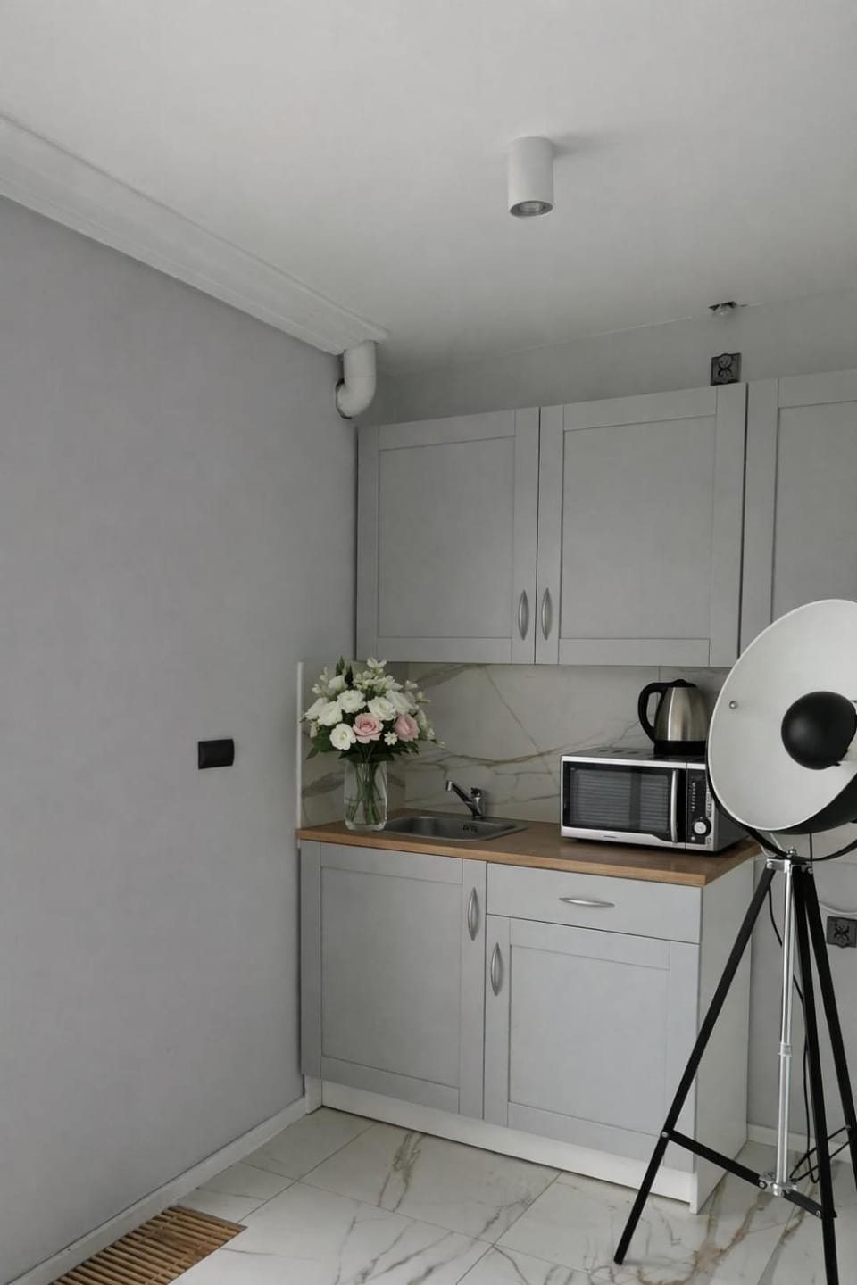 Coffee/tea facilities, Kitchen or kitchenette, stove