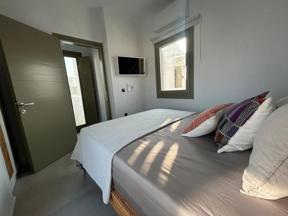 Joelia Suite B Naousa Paros with private jacuzzi House in Naousa