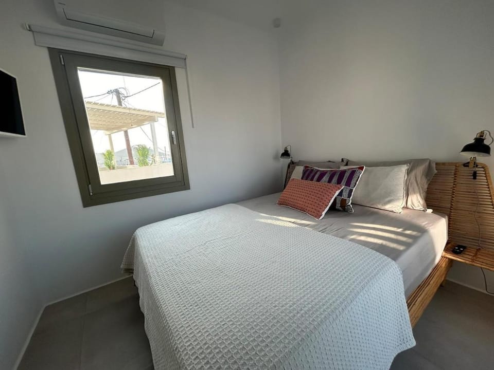 Joelia Suite B Naousa Paros with private jacuzzi House in Naousa