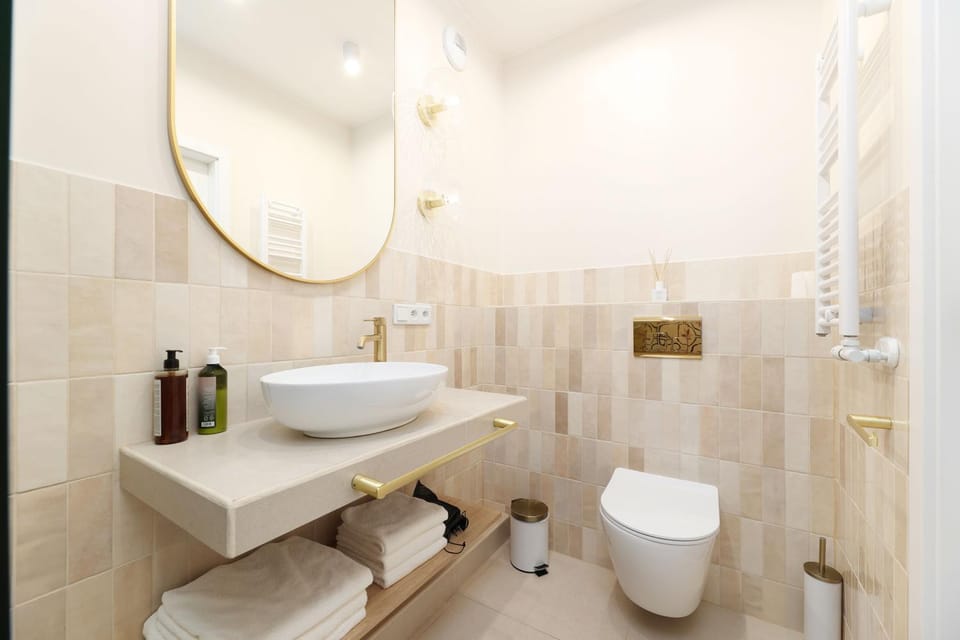 Toilet, Bathroom, towels