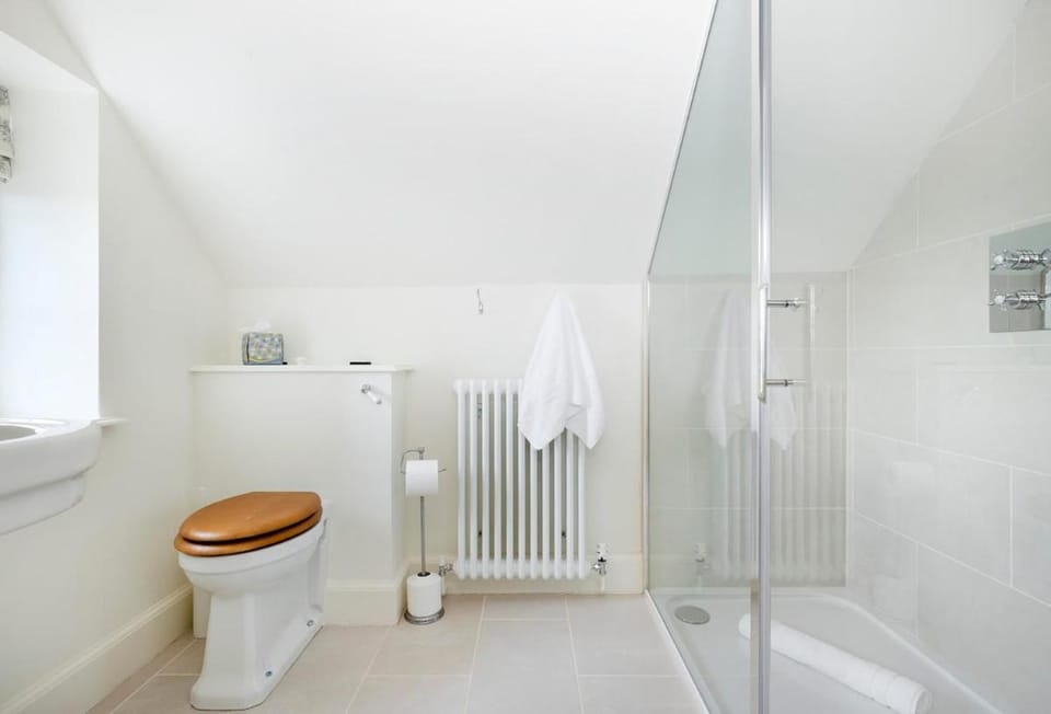 Beautiful Cotswold Farmhouse with Hot tub House in Wychavon District