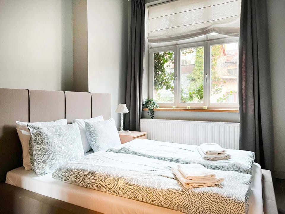 Bed, Photo of the whole room, Bedroom, towels