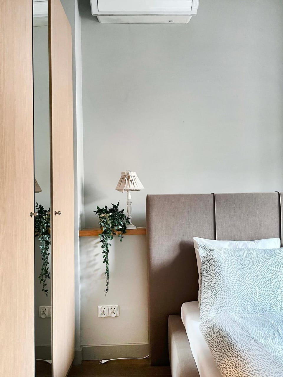 Bed, Photo of the whole room, Seating area, Bedroom, air conditioner