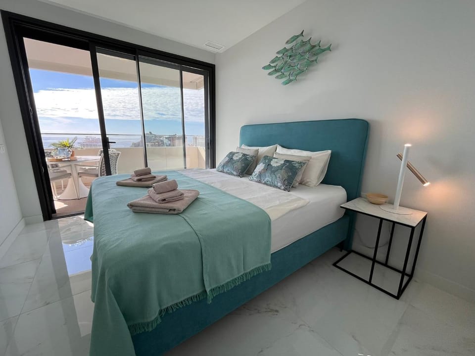 Photo of the whole room, Bedroom, towels