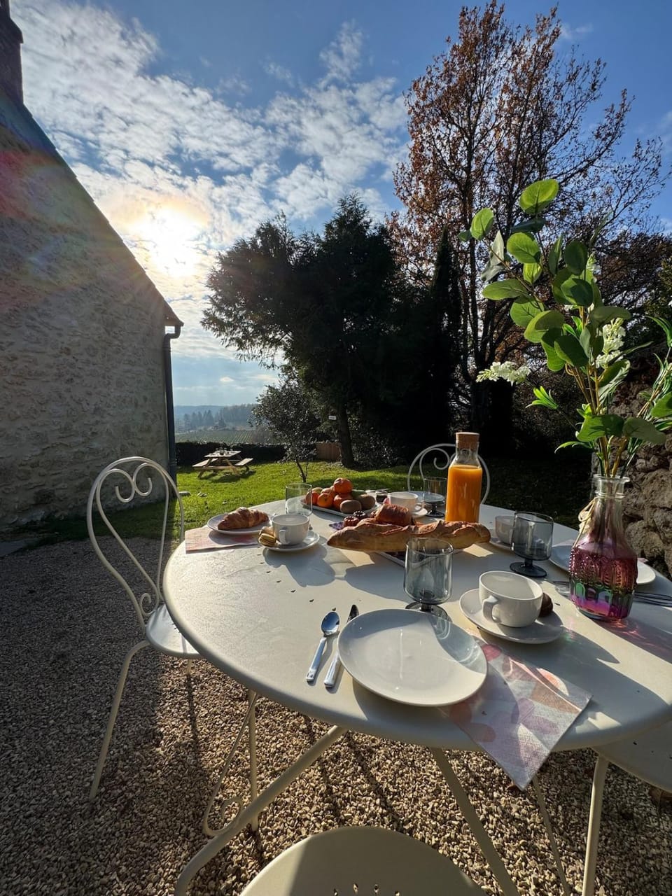 Spring, Day, Garden, Food and drinks, Dining area, Food, Garden view, Breakfast, Continental breakfast