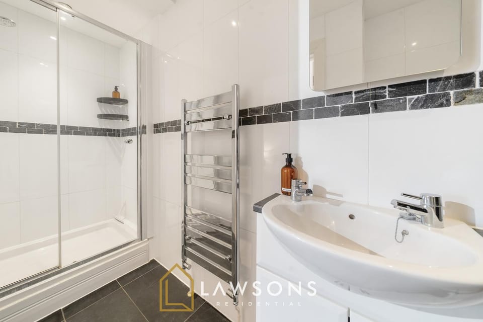 Reign Check I Gated Parking Apartment in Windsor