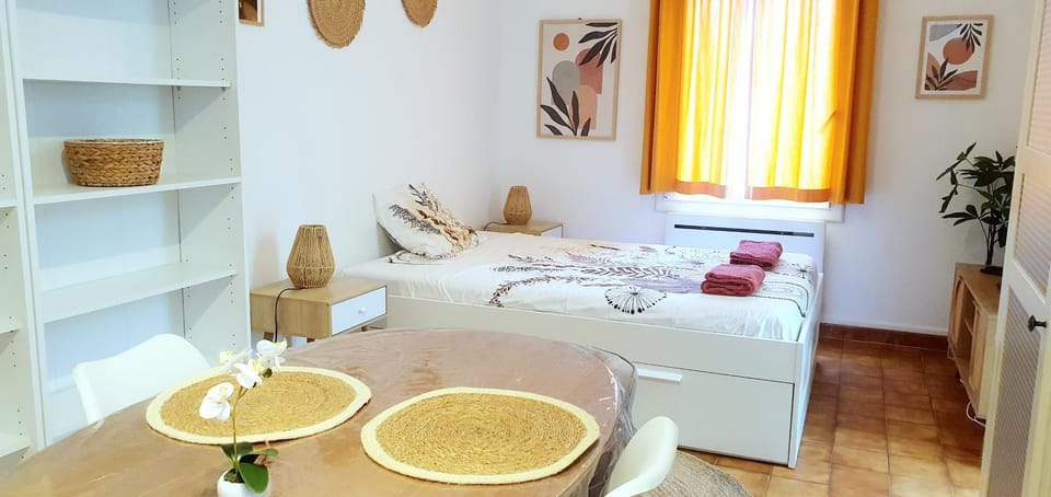 Bed, Dining area, Bedroom