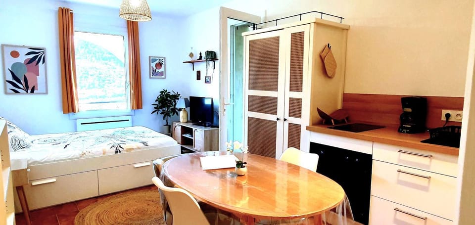 Bed, Photo of the whole room, Dining area, Bedroom, oven