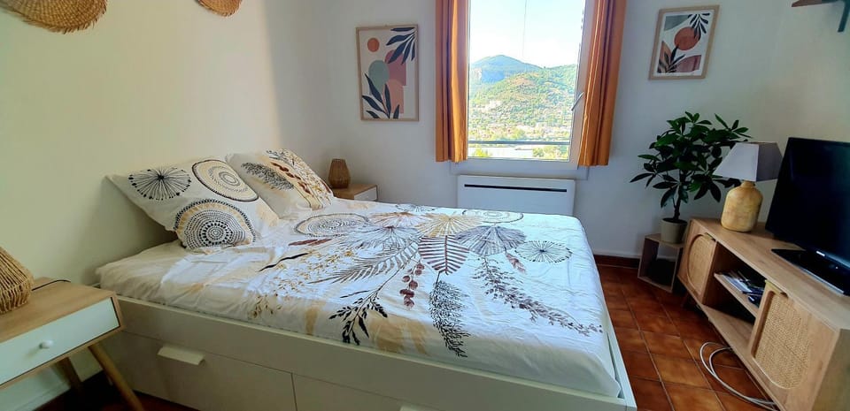 Communal lounge/ TV room, Bed, Photo of the whole room, Bedroom, Mountain view
