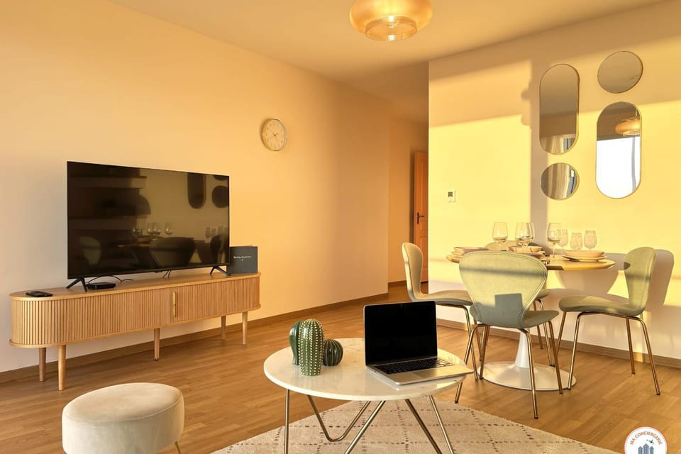 TV and multimedia, Living room, Seating area, Dining area