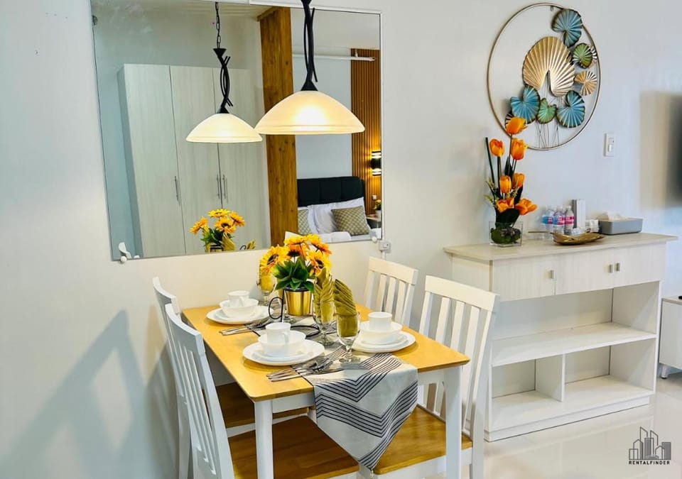 Kitchen or kitchenette, Living room, Food and drinks, Seating area, Dining area, Food