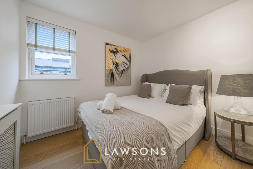 A Right Royal Stay I Gated Parking Apartment in Windsor