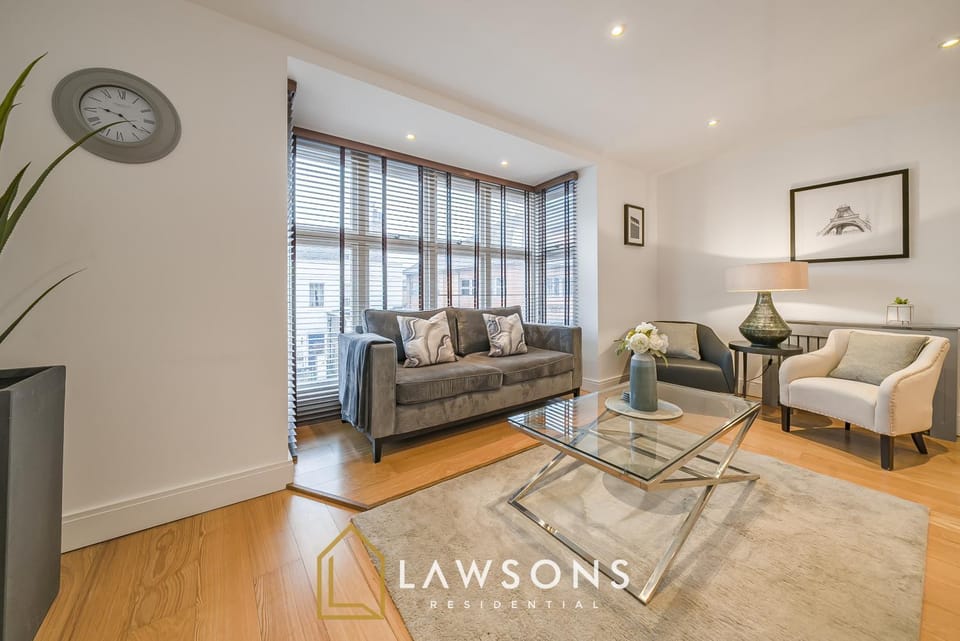 A Right Royal Stay I Gated Parking Apartment in Windsor