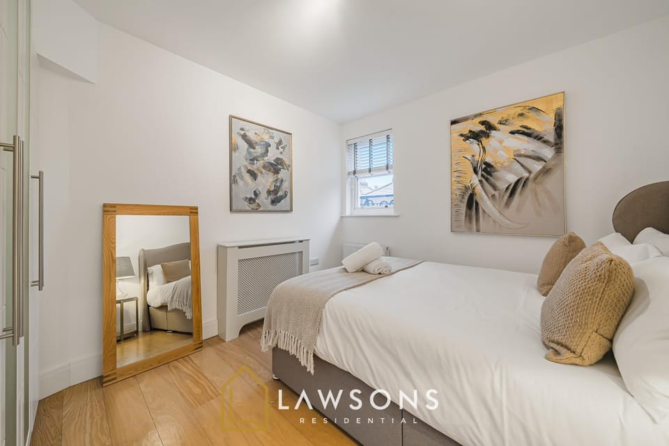 A Right Royal Stay I Gated Parking Apartment in Windsor