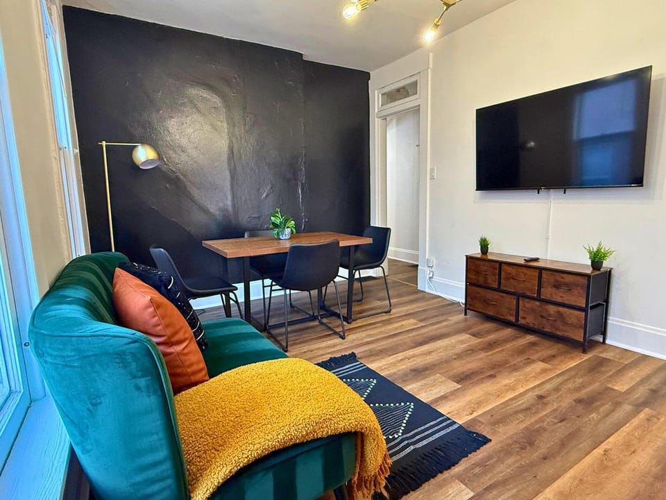 Communal lounge/ TV room, TV and multimedia, Living room, Seating area, Evening entertainment