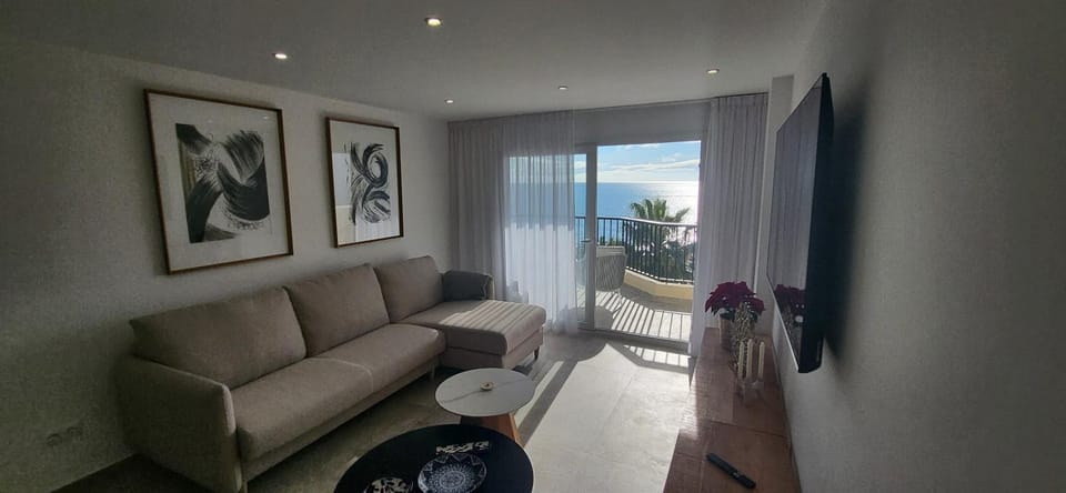 Natural landscape, TV and multimedia, Living room, Seating area