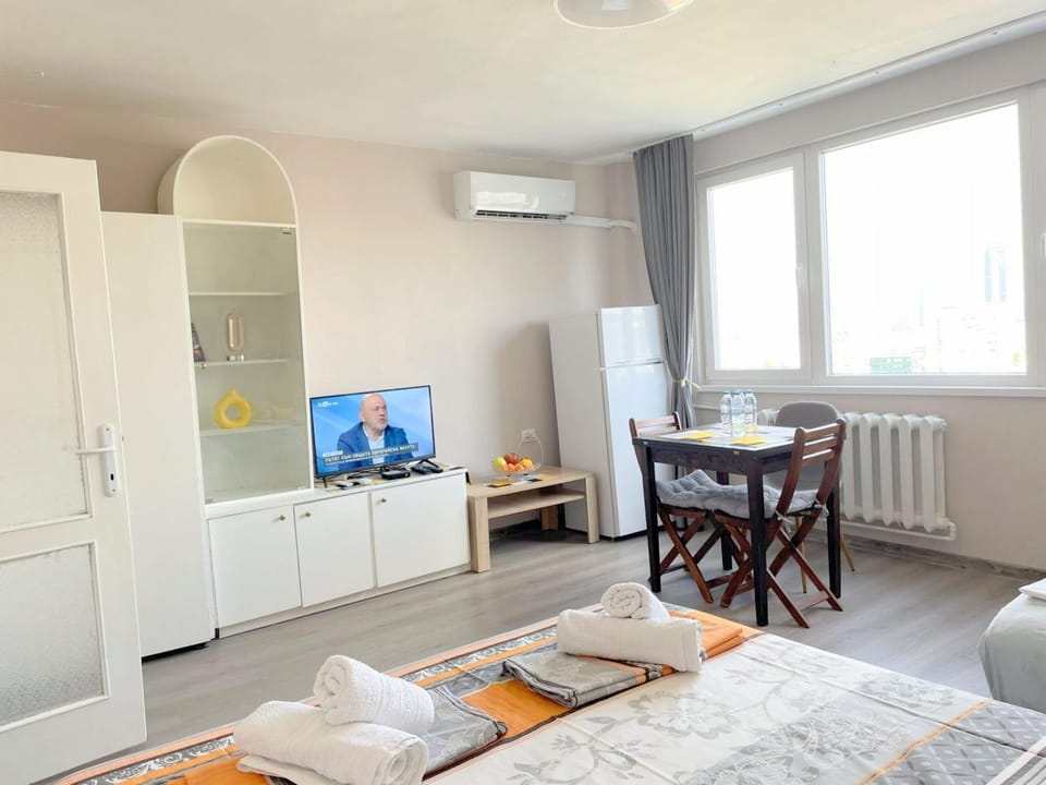 TV and multimedia, Photo of the whole room, air conditioner
