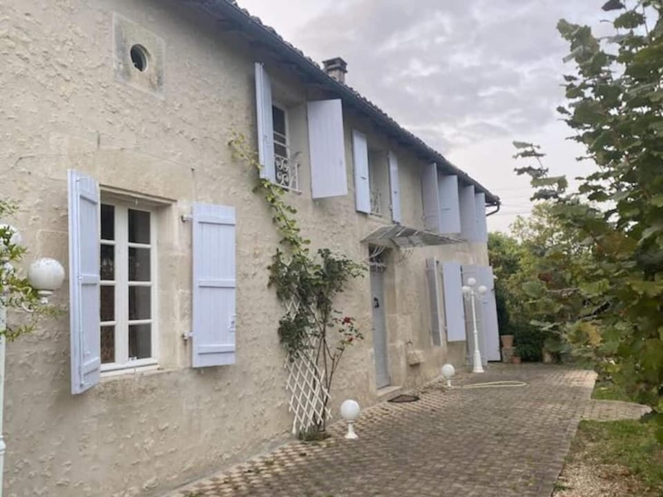 Chez Gargatte, gîte 4 chambres, 12personnes , piscine privée chauffée de mai à septembre , FR House in Nouvelle-Aquitaine