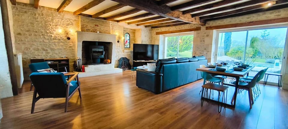 Chez Gargatte, gîte 4 chambres, 12personnes , piscine privée chauffée de mai à septembre , FR House in Nouvelle-Aquitaine