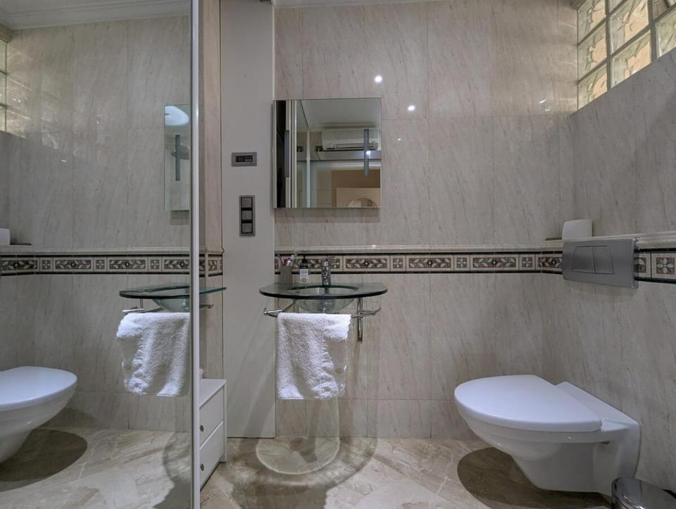 Shower, Bathroom, towels