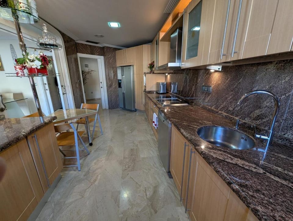 Kitchen or kitchenette, dishwasher, oven