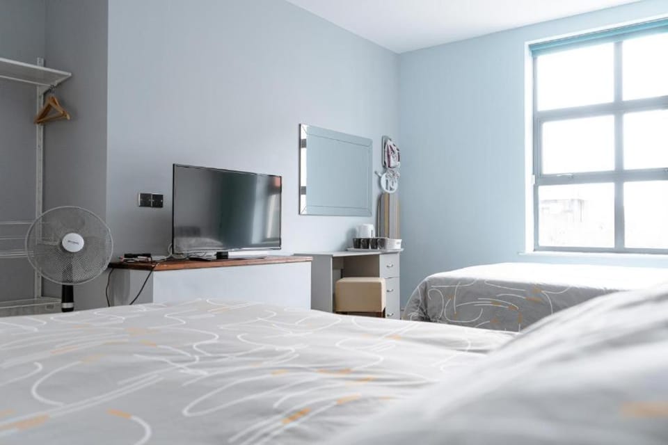 Bed, TV and multimedia, Bedroom