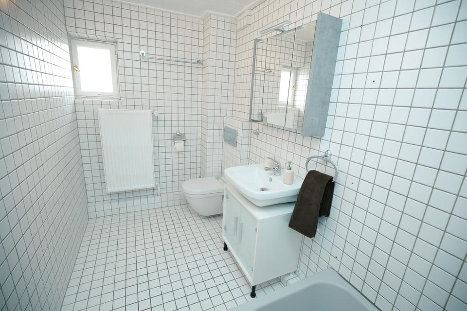 Shower, Toilet, towels