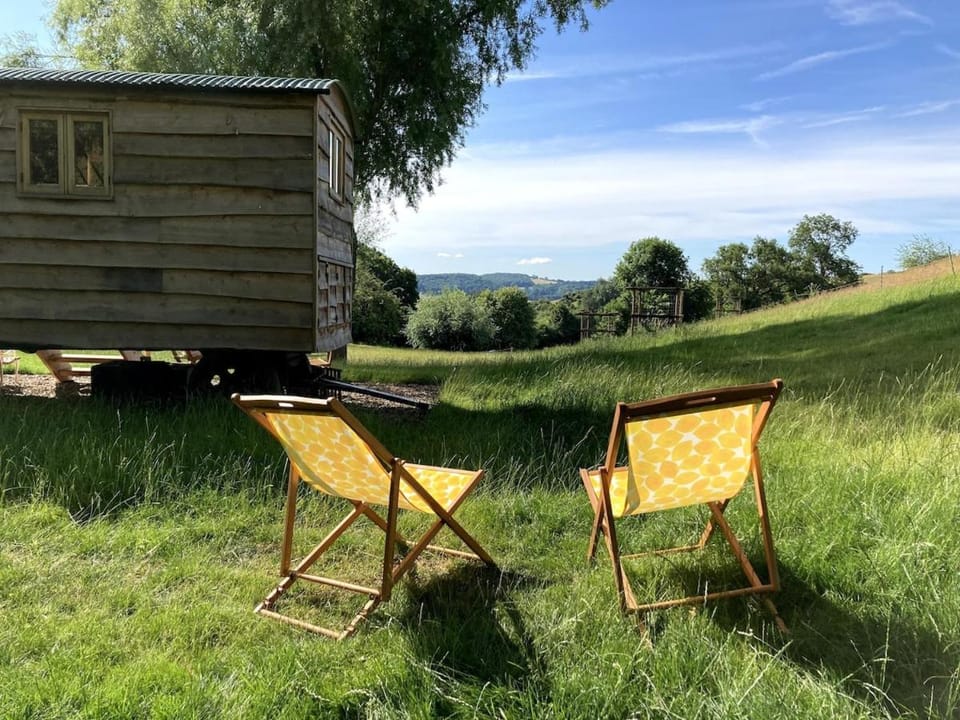 Bredon Hill Shepherds Hut & Hot Tub House in Wychavon District