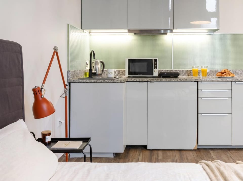 Bed, TV and multimedia, Kitchen or kitchenette, Bedroom