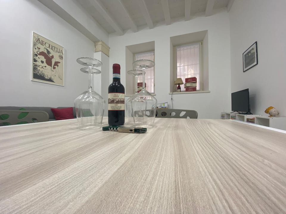 TV and multimedia, Food and drinks, Dining area, Drinks, Alcoholic drinks