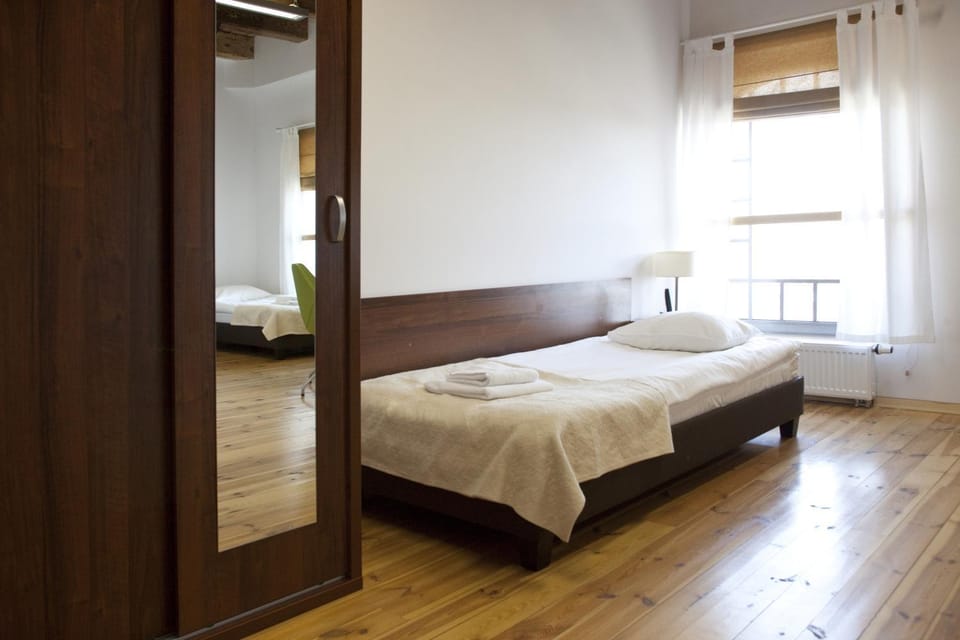 Bed, Bathroom, TV and multimedia, Photo of the whole room, Decorative detail