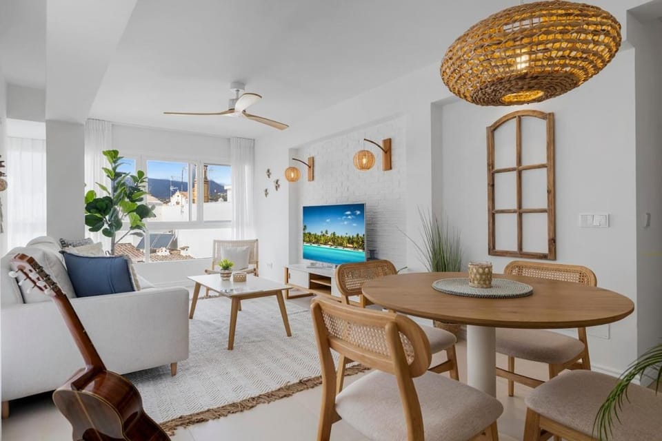 TV and multimedia, Living room, Seating area, Dining area
