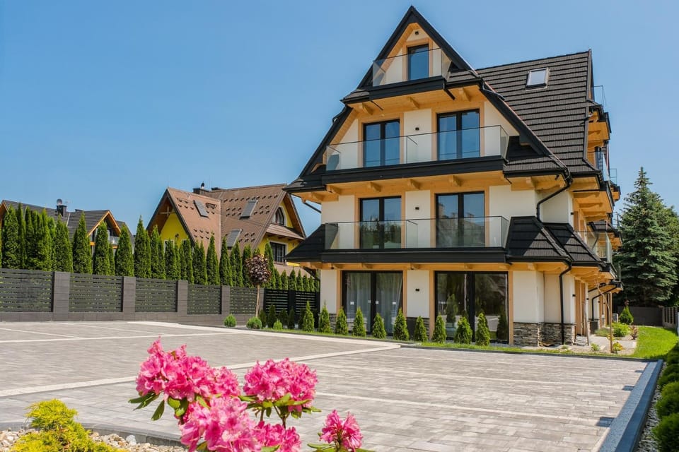 Property building, Spring, Day, Garden, Garden view